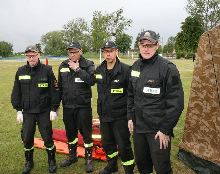 Ratownicy medyczni OSP Starogard: od lewej stoją: Sławomir Lewandowski, Marcin Łuszczyński, Marcin Lemke i Sebastian Kucharczyk